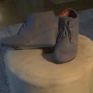 Size 7 gray suede wedge ankle boots.
